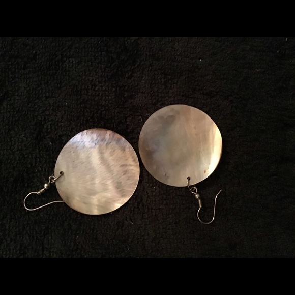 Shell Style Earrings - Picture 2 of 4